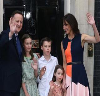 Cameron asked Indian food for last meal as PM | पंतप्रधान म्हणून शेवटच्या भोजनात कॅमरुन यांनी मागवले भारतीय पदार्थ Cameron asked Indian food for last meal as PM | पंतप्रधान म्हणून शेवटच्या भोजनात कॅमरुन यांनी मागवले भारतीय पदार्थ