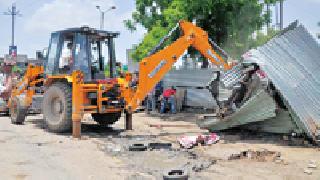 Clear encroachment in Auckara area | इतवारा परिसरातील अतिक्रमण साफ