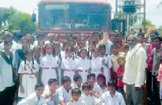 Just wait for many years to reach Pavilion | अनेक वर्षाच्या प्रतीक्षेनंतर निमणीला पोहचली बस Just wait for many years to reach Pavilion | अनेक वर्षाच्या प्रतीक्षेनंतर निमणीला पोहचली बस