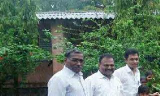 A girl, a tree | एक मुलगी, एक झाड