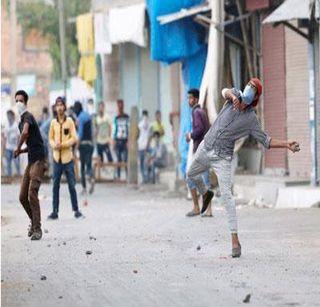 In Kashmir, the youth are doing Rs 500 for a racket | काश्मीरमध्ये 500 रुपयांसाठी तरुण करत आहेत जवानांवर दगडफेक In Kashmir, the youth are doing Rs 500 for a racket | काश्मीरमध्ये 500 रुपयांसाठी तरुण करत आहेत जवानांवर दगडफेक