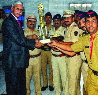 Raigad police topper in rally | मेळाव्यात रायगड पोलीस अव्वल