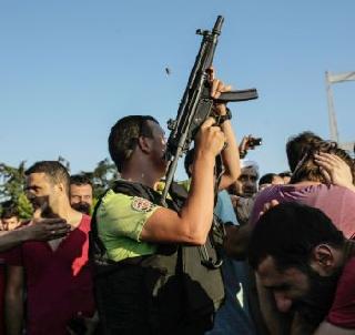 Turkey: The execution of the Turkish military with the killing of 200 people shamla | टर्की : 200 जणांचा बळी घेत टर्कीमधलं लष्करी बंड शमलं