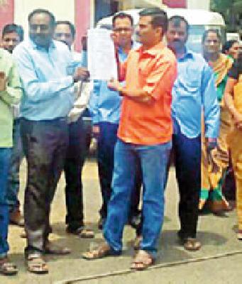 Clerical writing off movement | लिपिकांचे लेखणी बंद आंदोलन