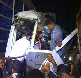 A serious incident in the Dumpar-Tempo accident in Nashik | नाशिकमध्ये डंपर -टेम्पोच्या अपघातात एक गंभीर A serious incident in the Dumpar-Tempo accident in Nashik | नाशिकमध्ये डंपर -टेम्पोच्या अपघातात एक गंभीर