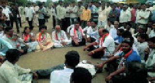 Static movement of farmers in the Santoli area | सोंड्याटोला प्रकल्पस्थळी शेतकऱ्यांचे ठिय्या आंदोलन Static movement of farmers in the Santoli area | सोंड्याटोला प्रकल्पस्थळी शेतकऱ्यांचे ठिय्या आंदोलन