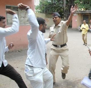 Kopardi - Throwing eggs on the torturers | कोपर्डी - अत्याचार करणाऱ्यांवर फेकले अंडे Kopardi - Throwing eggs on the torturers | कोपर्डी - अत्याचार करणाऱ्यांवर फेकले अंडे