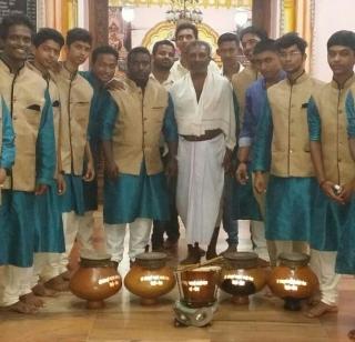 Shirdi's Sai Darbari Monday, the traditional 'Dome' of Goa, Aarti | शिर्डीच्या साई दरबारी सोमवारी गोव्याची पारंपरिक 'घुमट' आरती Shirdi's Sai Darbari Monday, the traditional 'Dome' of Goa, Aarti | शिर्डीच्या साई दरबारी सोमवारी गोव्याची पारंपरिक 'घुमट' आरती