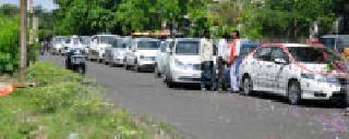 Arbitrary parking crisis | मनमानी पार्किंगचे संकट Arbitrary parking crisis | मनमानी पार्किंगचे संकट