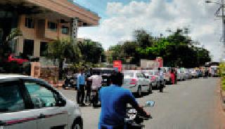 Swallow the road to the 'Grand' parking of 'Mahfile' | ‘महफील’च्या ‘ग्रँड’ पार्किंगने रस्ता गिळंकृत