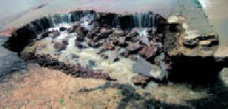 The road went down the road | सांडव्यातील रस्ता वाहून गेला The road went down the road | सांडव्यातील रस्ता वाहून गेला