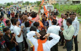 Withholding of fees due to Shiv Sena's protest | शिवसेनेच्या आंदोलनामुळे फी वाढ रद्द