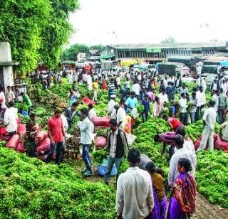 The farmer started shoppers | खरेदीदारांकडून शेतकरी वेठीला The farmer started shoppers | खरेदीदारांकडून शेतकरी वेठीला