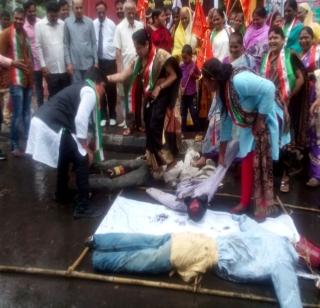 Demand for the demand of liquor, agitation of the Bhumata brigade in Pune | दारूबंदीच्या मागणीसाठी भूमाता ब्रिगेडचे पुण्यात आंदोलन Demand for the demand of liquor, agitation of the Bhumata brigade in Pune | दारूबंदीच्या मागणीसाठी भूमाता ब्रिगेडचे पुण्यात आंदोलन