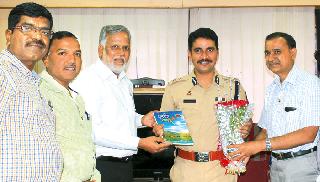 There should be respect for the police station! | पोलिस ठाण्यात सन्मानाची वागणूक हवीच! There should be respect for the police station! | पोलिस ठाण्यात सन्मानाची वागणूक हवीच!