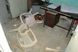 Torture of encroachment eradication department by hawkers | फेरीवाल्यांकडून अतिक्रमण निर्मूलन विभागाची तोडफोड Torture of encroachment eradication department by hawkers | फेरीवाल्यांकडून अतिक्रमण निर्मूलन विभागाची तोडफोड