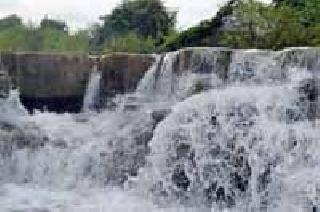 'Heart of stone' fluttering waterfall | ‘दिल का पत्थर’ अन् फेसाळणारा धबधबा