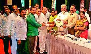 Double honor of Karanjgaon | करंजगावचा दुहेरी सन्मान Double honor of Karanjgaon | करंजगावचा दुहेरी सन्मान