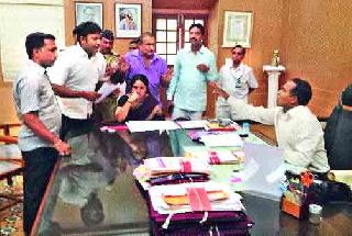 Confusion by giving a statement | निवेदन देण्या-घेण्यावरून गोंधळ Confusion by giving a statement | निवेदन देण्या-घेण्यावरून गोंधळ