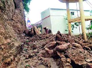 The mud collapses near the Temple of Kapleveshwar | कपालेश्वर मंदिराजवळ मातीचा ढिगारा कोसळला The mud collapses near the Temple of Kapleveshwar | कपालेश्वर मंदिराजवळ मातीचा ढिगारा कोसळला
