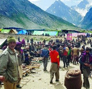 Traveling in the valley of Kashmir is also dangerous | काश्मीर खोऱ्यात यात्रेकरुंचा दिवसा प्रवासही धोकादायक Traveling in the valley of Kashmir is also dangerous | काश्मीर खोऱ्यात यात्रेकरुंचा दिवसा प्रवासही धोकादायक