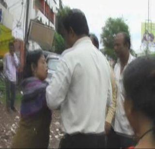 Aurangabad RTO woman gave the agent chop | औरंगाबाद आरटीओत महिलेने दिला एजंटला चोप Aurangabad RTO woman gave the agent chop | औरंगाबाद आरटीओत महिलेने दिला एजंटला चोप