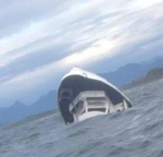 Two ships of the Navy in the sea near Mumbai | मुंबई जवळच्या समुद्रात नौदलाच्या दोन बोटी बुडाल्या Two ships of the Navy in the sea near Mumbai | मुंबई जवळच्या समुद्रात नौदलाच्या दोन बोटी बुडाल्या