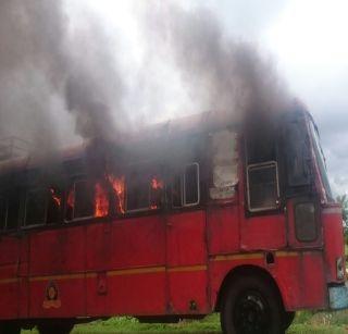 The bus was burnt to protest against the Kopardi case | कोपर्डी प्रकरणाच्या निषेधार्थ लातुरात जाळली बस The bus was burnt to protest against the Kopardi case | कोपर्डी प्रकरणाच्या निषेधार्थ लातुरात जाळली बस