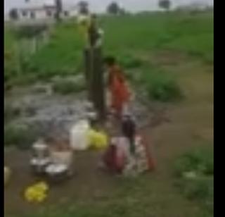 Water shortages and wandering for women's water even after continuous rains | संततधार पावसानंतरही पाणीटंचाई, महिलांची पाण्यासाठी भटकंती सुरू Water shortages and wandering for women's water even after continuous rains | संततधार पावसानंतरही पाणीटंचाई, महिलांची पाण्यासाठी भटकंती सुरू