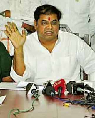 Action taken after crushing the implementation of crop insurance scheme | पीक विमा योजना राबविताना कुचराई केल्यास कारवाई