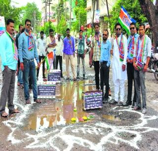 MNS created 'Khadde pe talk'! | मनसेने घडविली ‘खड्डे पे चर्चा’!