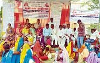 Admitting the tribals to the Governor Secretaries | राज्यपालांच्या सचिवांना आदिवासींचा घेराव