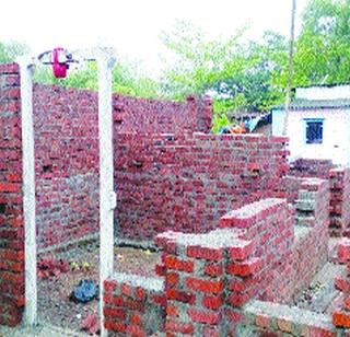 The second part of the house is half-way for the second installment | दुसरा हप्त्याअभावी घरकुले अर्धवट