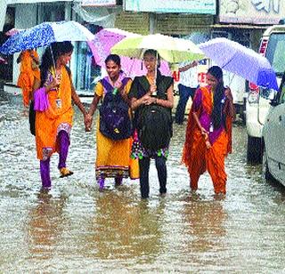 Moderate rain caused the slowing down of Mumbai's pace | मुसळधार पावसामुळे मंदावला मुंबईचा वेग