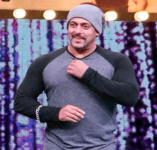 Why is Salman to use only one T-shirt? | का आली सलमानवर एकच टी-शर्ट वापरण्याची वेळ? Why is Salman to use only one T-shirt? | का आली सलमानवर एकच टी-शर्ट वापरण्याची वेळ?