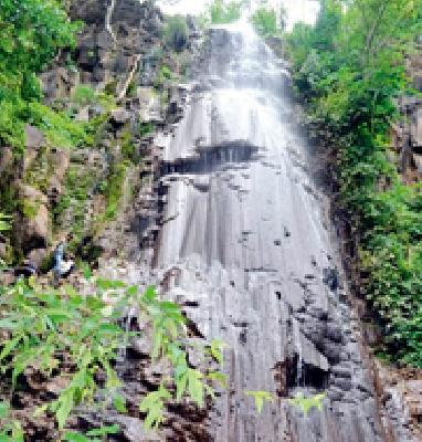 Catchy waterfall .. | आकर्षक धबधबा..