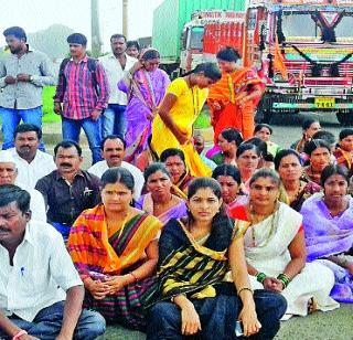 Stop the paths on the Kopardi case | कोपर्डी प्रकरणाबाबत पाटसला रास्ता रोको Stop the paths on the Kopardi case | कोपर्डी प्रकरणाबाबत पाटसला रास्ता रोको