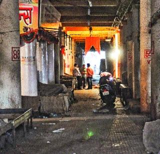 Due to merchants, the prices of pulses became expensive | व्यापाऱ्यांमुळे शिजली महागाईची डाळ Due to merchants, the prices of pulses became expensive | व्यापाऱ्यांमुळे शिजली महागाईची डाळ