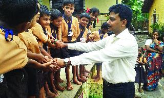 District collector-MLAs took school | जिल्हाधिकारी-आमदारांनी घेतली शाळा