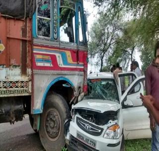 Three trucks hit by truck Six people injured | भरधाव ट्रकची तीन वाहनांना धडक; सहा जण जखमी Three trucks hit by truck Six people injured | भरधाव ट्रकची तीन वाहनांना धडक; सहा जण जखमी