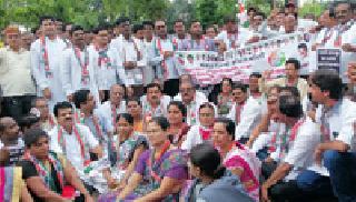 Congress office bearers attacked | कॉंग्रेसचा जिल्हाधिकारी कार्यालयावर हल्लाबोल