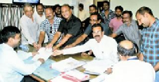 Charmakar Mahasangh to be attacked by workers | चर्मकार महासंघाची कचेरीवर धडक Charmakar Mahasangh to be attacked by workers | चर्मकार महासंघाची कचेरीवर धडक