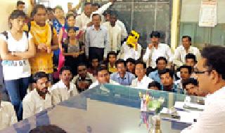 Students' Positions in Secondary Education Office | माध्यमिक शिक्षणाधिकारी कक्षात विद्यार्थ्यांचा ठिय्या Students' Positions in Secondary Education Office | माध्यमिक शिक्षणाधिकारी कक्षात विद्यार्थ्यांचा ठिय्या