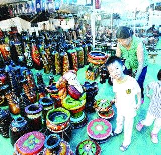 Swarm to buy indigenous items | स्वदेशी वस्तूंच्या खरेदीसाठी झुंबड Swarm to buy indigenous items | स्वदेशी वस्तूंच्या खरेदीसाठी झुंबड