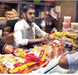 For a month, the billionaire father's son earned Rs 4 thousand | महिनाभर राबून अब्जाधीश पित्याच्या मुलाने कमावले ४ हजार रुपये For a month, the billionaire father's son earned Rs 4 thousand | महिनाभर राबून अब्जाधीश पित्याच्या मुलाने कमावले ४ हजार रुपये