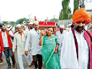To the Goddess Rakmini Palkhi: | देवी रुख्मिणीच्या पालखीला मान : To the Goddess Rakmini Palkhi: | देवी रुख्मिणीच्या पालखीला मान :