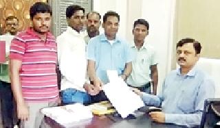 Drawn from drawer bars | वनहक्क पट्ट्यांपासून डावलले Drawn from drawer bars | वनहक्क पट्ट्यांपासून डावलले