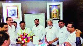 Market committee officials are requested to the Revenue Minister | बाजार समिती पदाधिकाऱ्यांचे महसूलमंत्र्यांना निवेदन