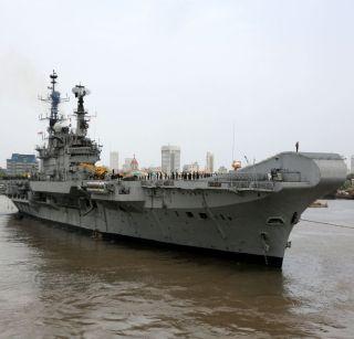 On the last journey 'INS Virat' | 'INS विराट' निघाली शेवटच्या प्रवासाला