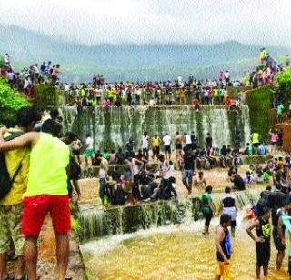 Ban on Highly-Furnished Tourists in Khalapur | खालापूरमध्ये अतिउत्साही पर्यटकांवर बंदी Ban on Highly-Furnished Tourists in Khalapur | खालापूरमध्ये अतिउत्साही पर्यटकांवर बंदी